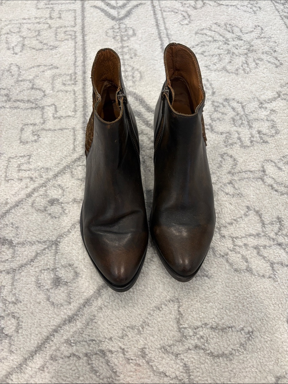 Like-New Women’s Frye Farrah Feather Ankle Bootie in Brown Leather, size 7.5 M